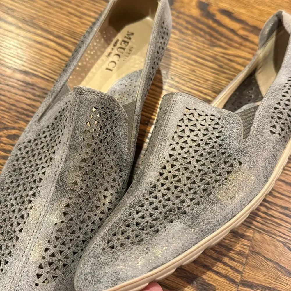 Sesto Meucci gray w/gold shimmer wash perforated leather flats. Size 9M. - Picture 3 of 7